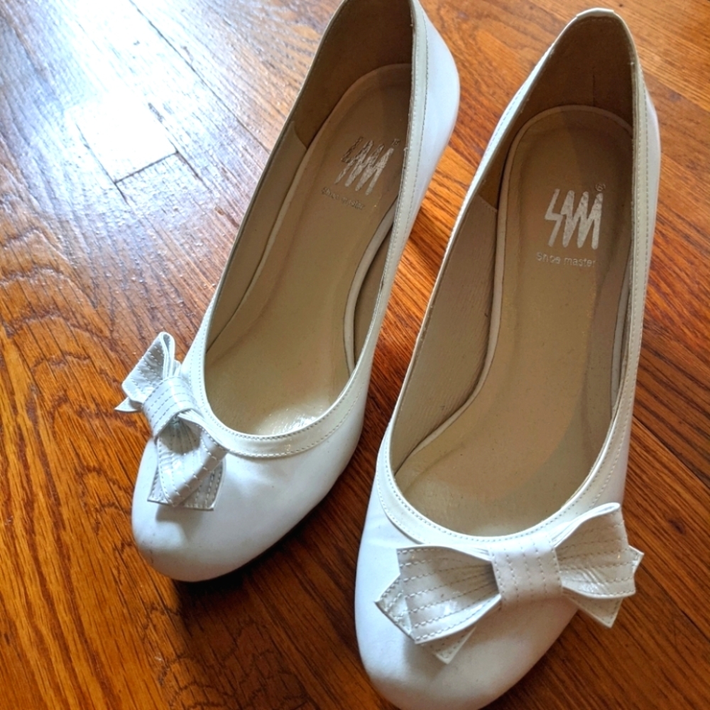 White 2" pumps with bows